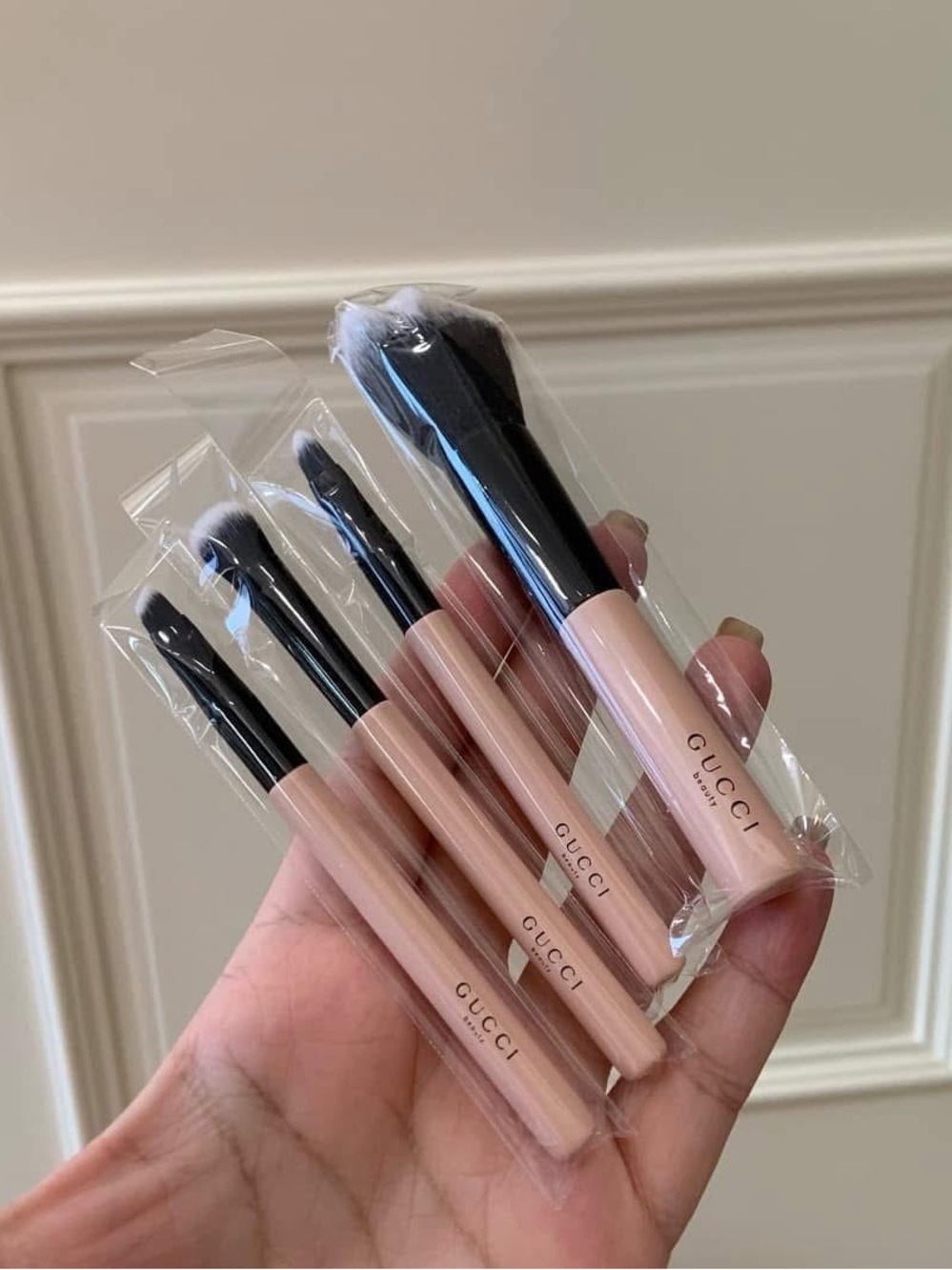 New GWP  Gucci Pink Brush Holder with 4 Black-Handled Brushes - Picture 3 of 3